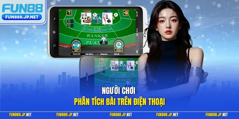 Người chơi phân tích bài trên điện thoại