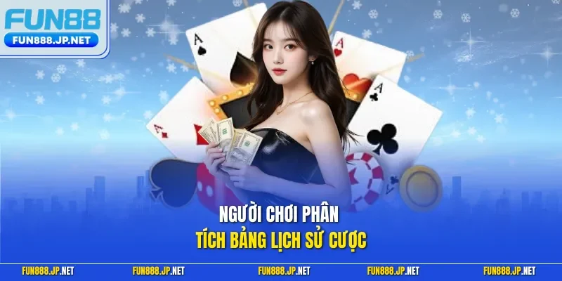 Người chơi phân tích bảng lịch sử cược